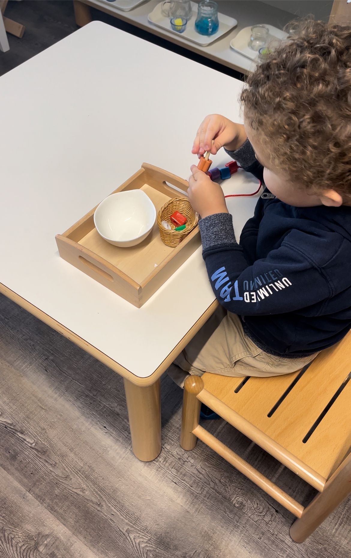 Activité Montessori de vie pratique en classe – autonomie et motricité fine à Petit-Lancy Genève