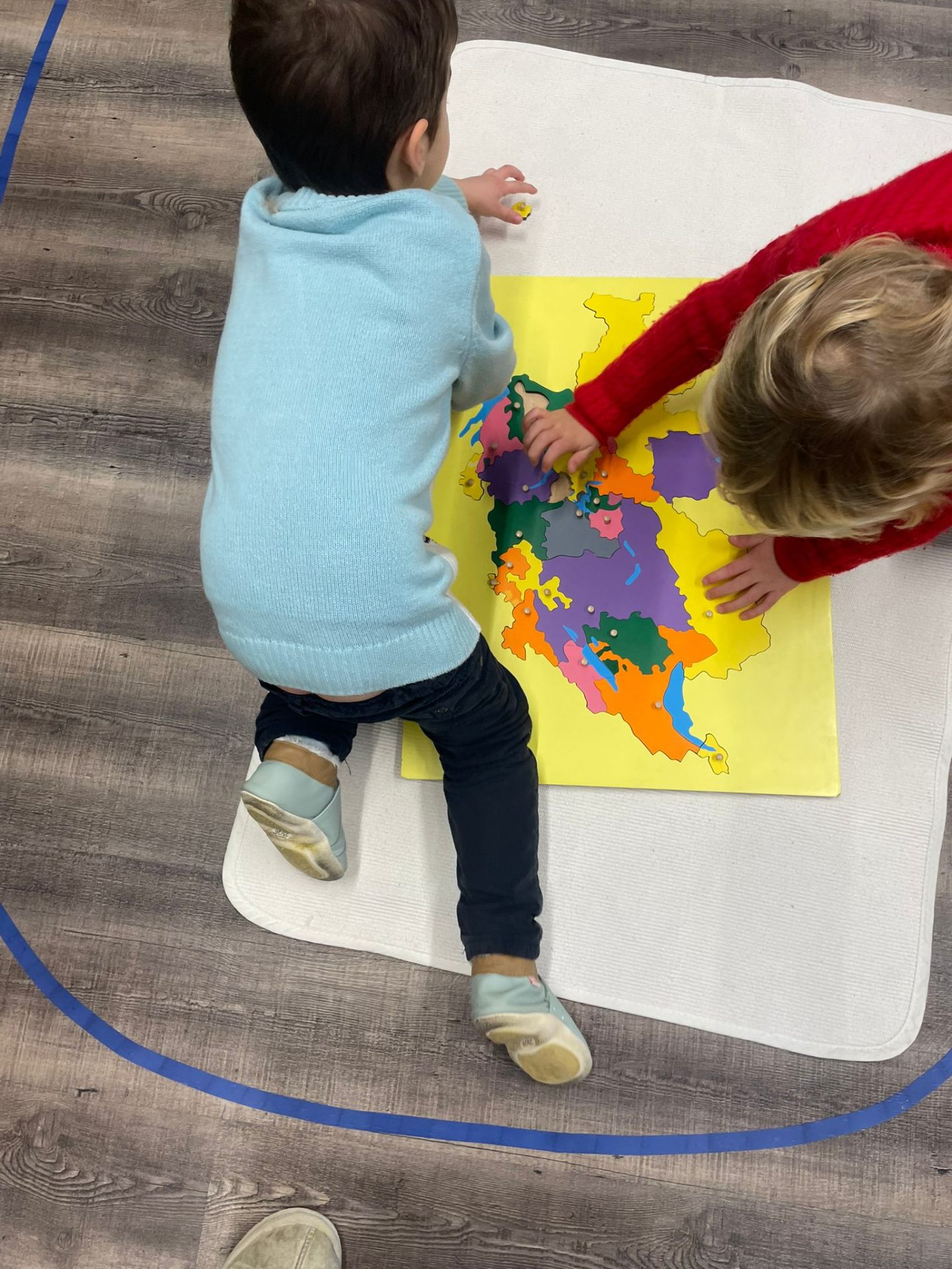 Atelier Montessori de géographie – puzzle de la Suisse en classe à Petit-Lancy