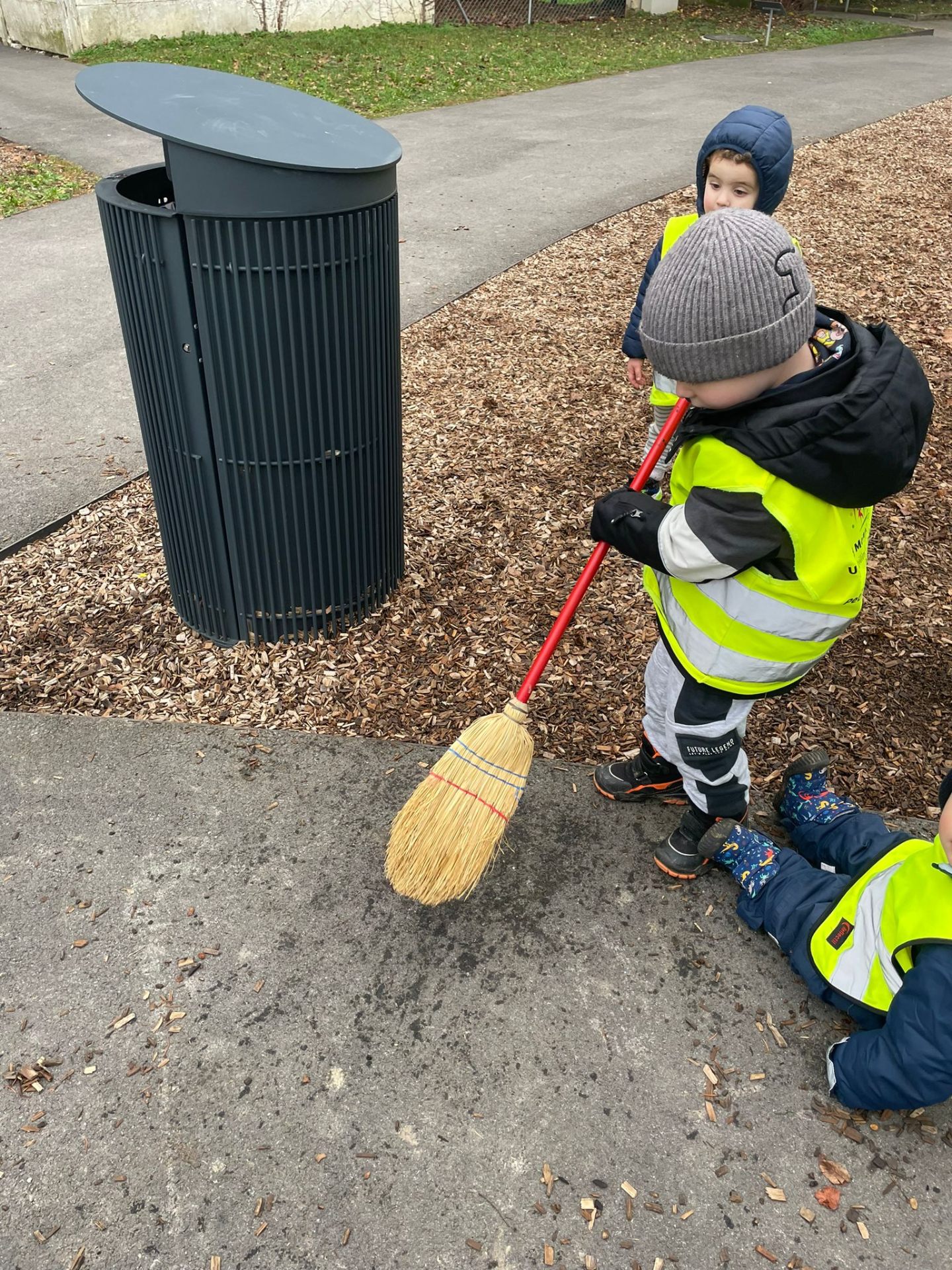 Vie pratique Montessori – enfant apprend à prendre soin de son environnement