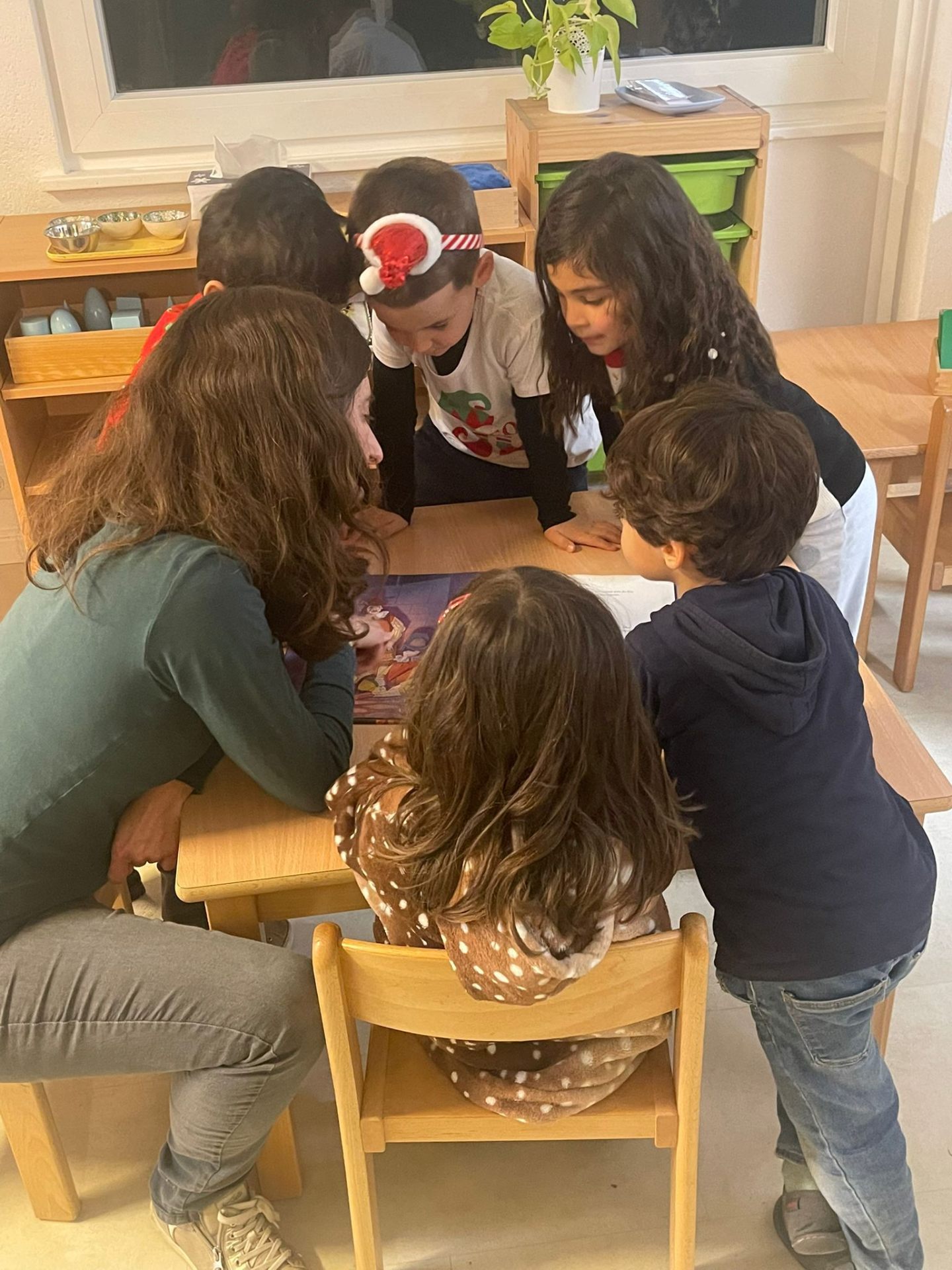 Éducatrice Montessori accompagnant un groupe d'enfants – école bilingue à Petit-Lancy Genève