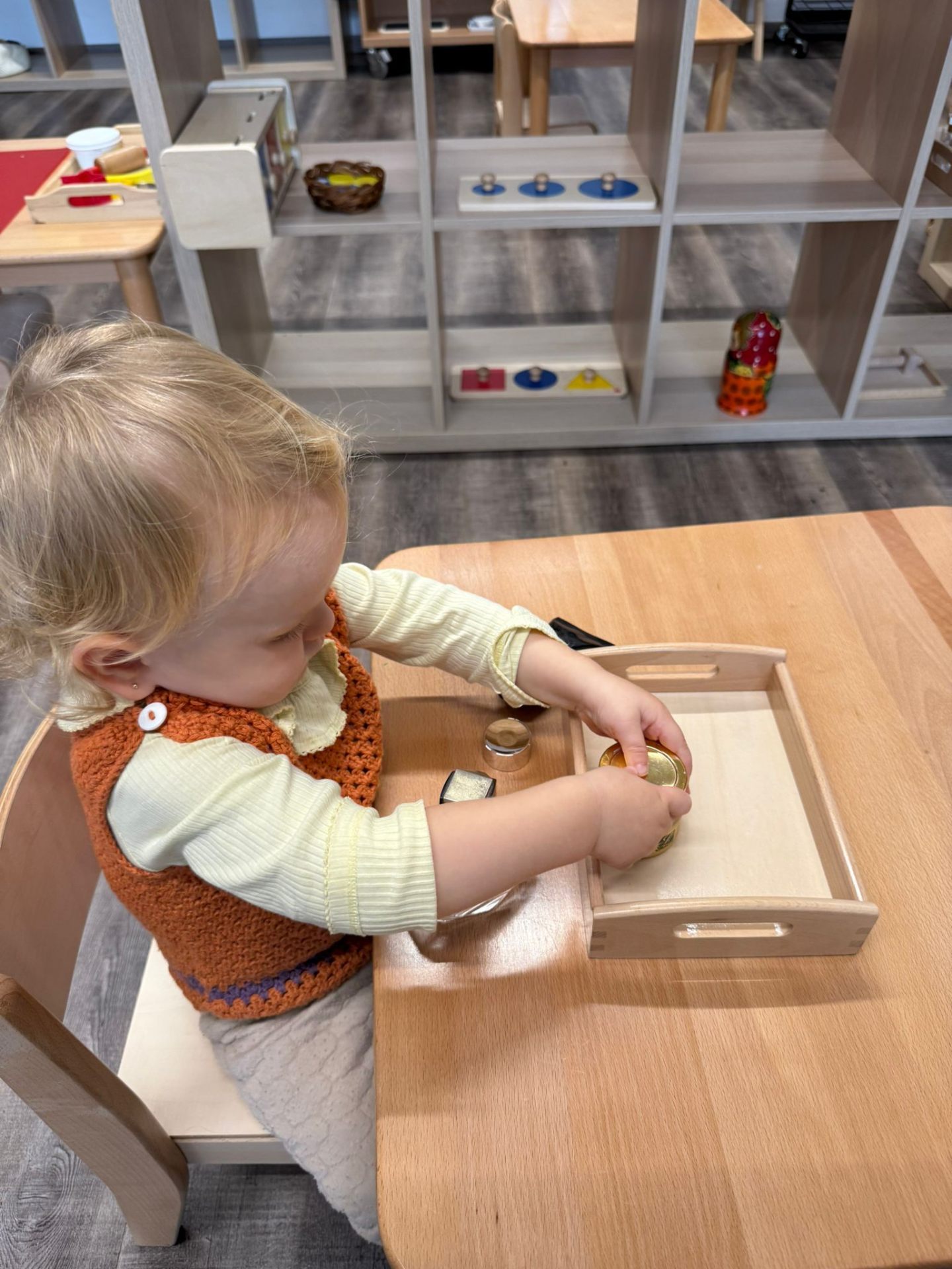 Activité Montessori de vie pratique en classe – autonomie et motricité fine à Petit-Lancy Genève